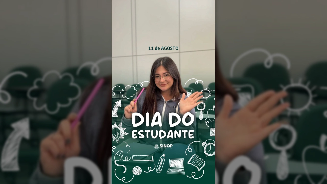 Jovem com casaco cinza e óculos em sala de aula, celebrando o Dia do Estudante em Sinop. Créditos: prefeituradesinop