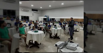 Pais e filhos participam de oficina de pipas em Água Boa, Mato Grosso, durante evento de Dia dos Pais. Créditos: Prefeitura de Água Boa-MT / Instagram.