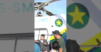 Foto de crianças e pais ao lado de um helicóptero do CIOPAER em evento do Dia dos Pais na EMEB Simão Flach em Sinop. Créditos: Prefeitura de Sinop / Instagram.
