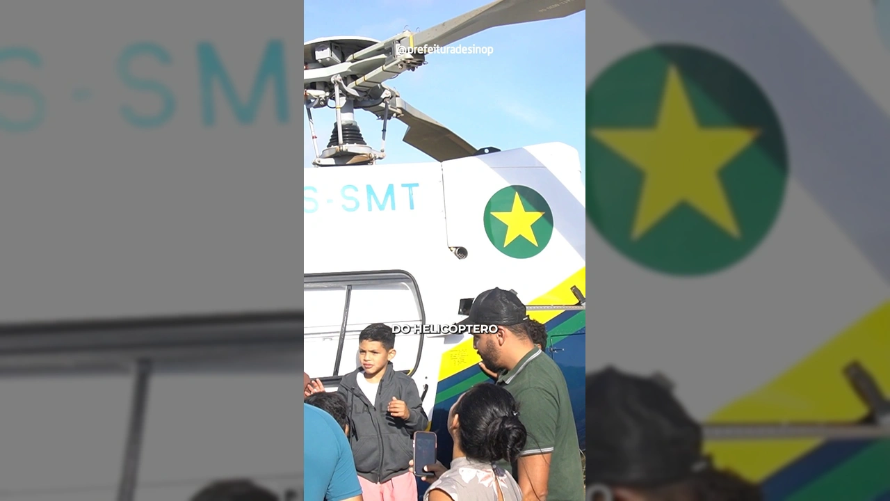 Foto de crianças e pais ao lado de um helicóptero do CIOPAER em evento do Dia dos Pais na EMEB Simão Flach em Sinop. Créditos: Prefeitura de Sinop / Instagram.