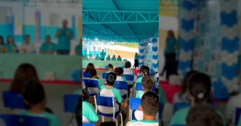 Representantes da Prefeitura de Torixoréu e alunos da Escola São José durante o evento Movimenta SAEB.