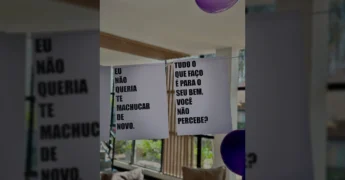 Cartazes com frases comuns de violência doméstica, como 'A culpa é sua' e 'Eu não queria te machucar de novo', expostos em evento de conscientização em Barra do Garças. Créditos: Prefeitura de Barra do Garças / Instagram.