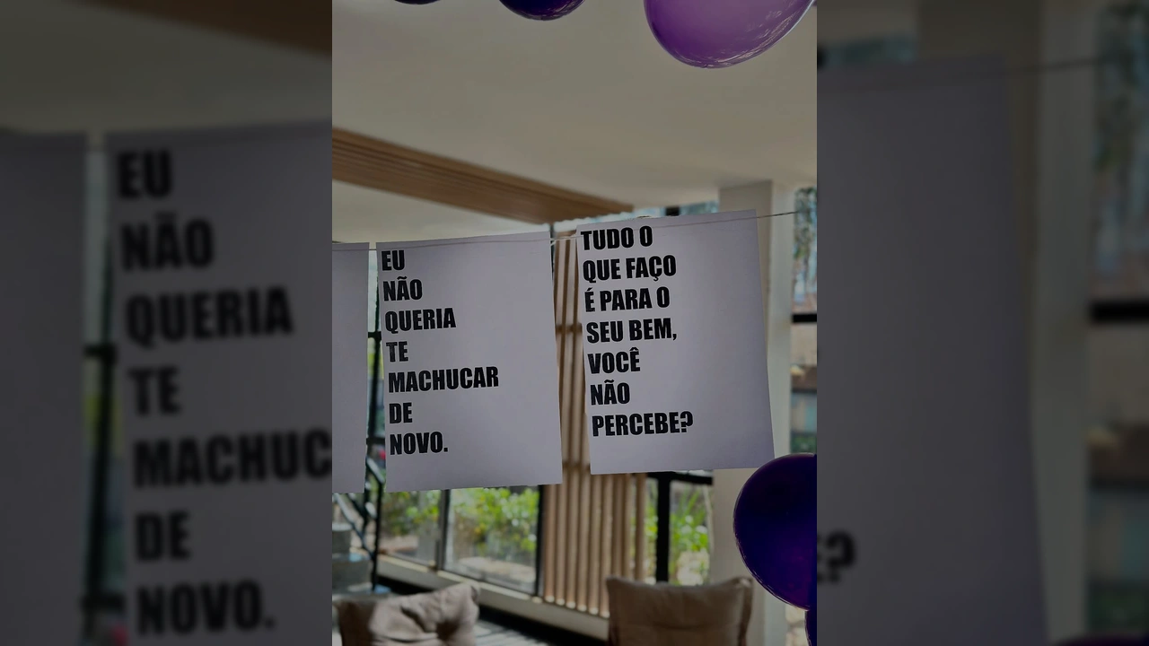 Cartazes com frases comuns de violência doméstica, como 'A culpa é sua' e 'Eu não queria te machucar de novo', expostos em evento de conscientização em Barra do Garças. Créditos: Prefeitura de Barra do Garças / Instagram.
