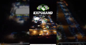 Arena de rodeio lotada durante a Expoband 2025 em Nova Bandeirantes, com palco de show ao fundo. Créditos: expobandoficial / Instagram.