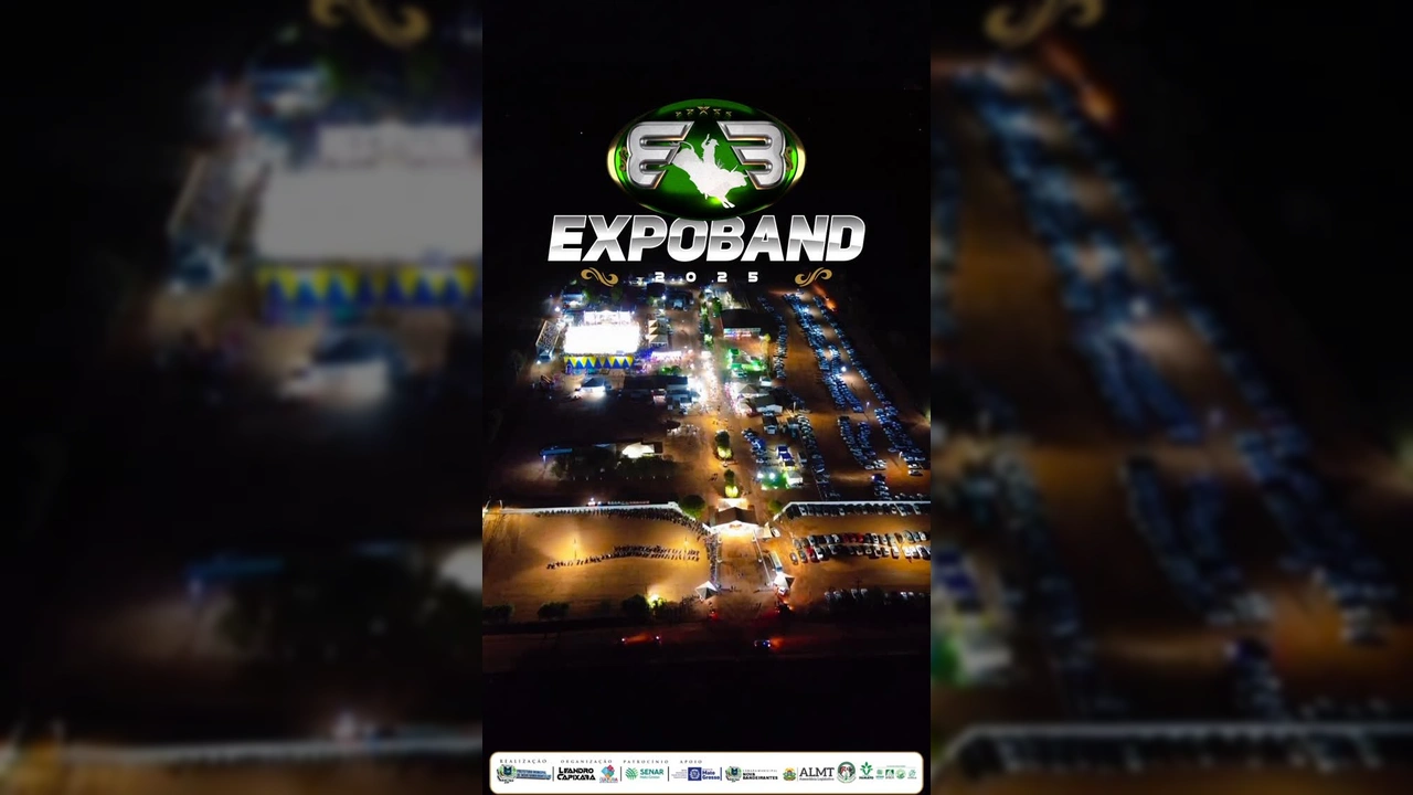 Arena de rodeio lotada durante a Expoband 2025 em Nova Bandeirantes, com palco de show ao fundo. Créditos: expobandoficial / Instagram.