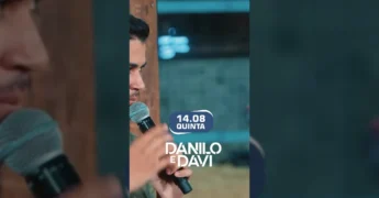 Arena de rodeio lotada durante a Expogarças 2025 em Alto Garças, com palco de shows e fogos de artifício. Crédito: @rodeioexpogarcas2025 / Instagram.