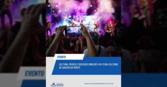 Pessoas assistindo a um show em um palco iluminado por luzes roxas, com uma pessoa filmando com o celular. Crédito: Prefeitura de Gaúcha do Norte / Instagram.