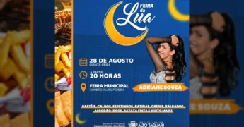 Foto da Feira da Lua em Alto Taquari com comidas e a cantora Adriane Souza. Créditos: Prefeitura de Alto Taquari / Instagram
