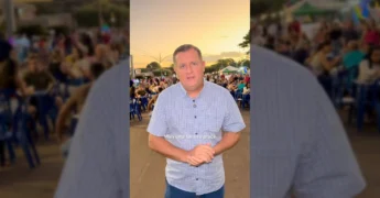 Vista aérea da Praça do Avião em Canarana durante a feira noturna, com pessoas e barracas de alimentos, cedida por Prefeitura de Canarana - MT / Instagram.
