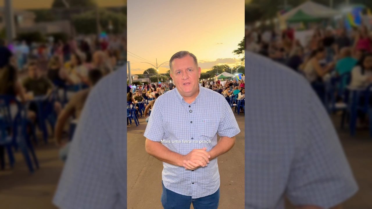 Vista aérea da Praça do Avião em Canarana durante a feira noturna, com pessoas e barracas de alimentos, cedida por Prefeitura de Canarana - MT / Instagram.