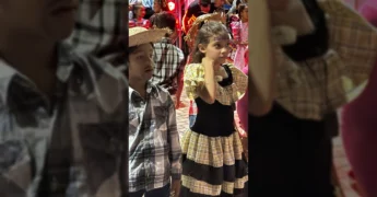 Crianças vestidas com trajes caipiras dançando na festa junina de Marcelândia, com balões e bandeirinhas ao fundo. Créditos: Prefeitura de Marcelândia / Instagram.