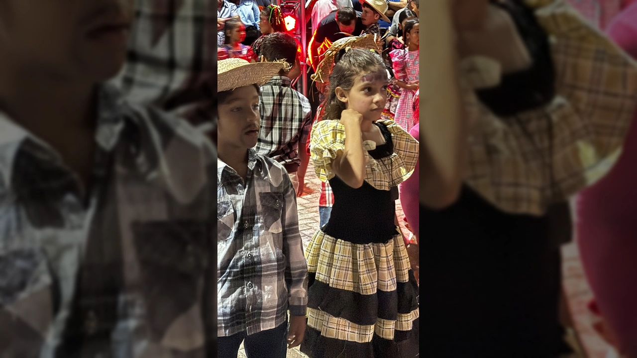 Crianças vestidas com trajes caipiras dançando na festa junina de Marcelândia, com balões e bandeirinhas ao fundo. Créditos: Prefeitura de Marcelândia / Instagram.