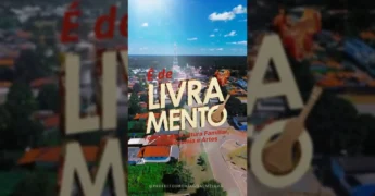 Cena aérea de um grande evento musical à noite com palco iluminado e multidão / Instagram sectur_livramento