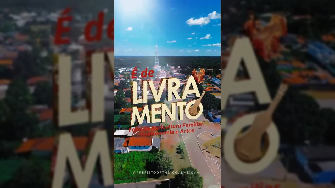 Cena aérea de um grande evento musical à noite com palco iluminado e multidão / Instagram sectur_livramento