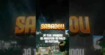 Cena aérea de um palco de show lotado no Festival de Pesca de Novo São Joaquim. Créditos: @festivaldepescansj2025 no Instagram.