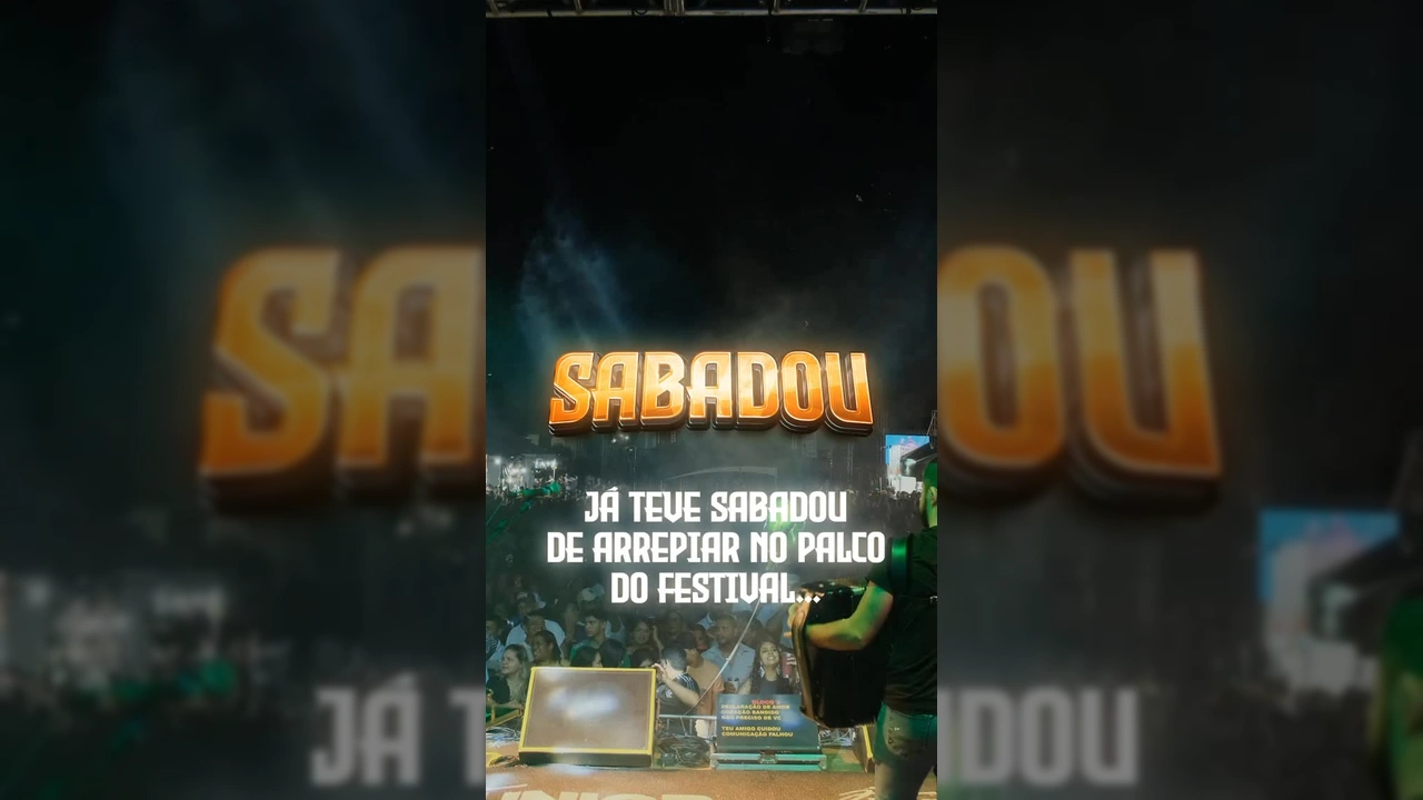 Cena aérea de um palco de show lotado no Festival de Pesca de Novo São Joaquim. Créditos: @festivaldepescansj2025 no Instagram.