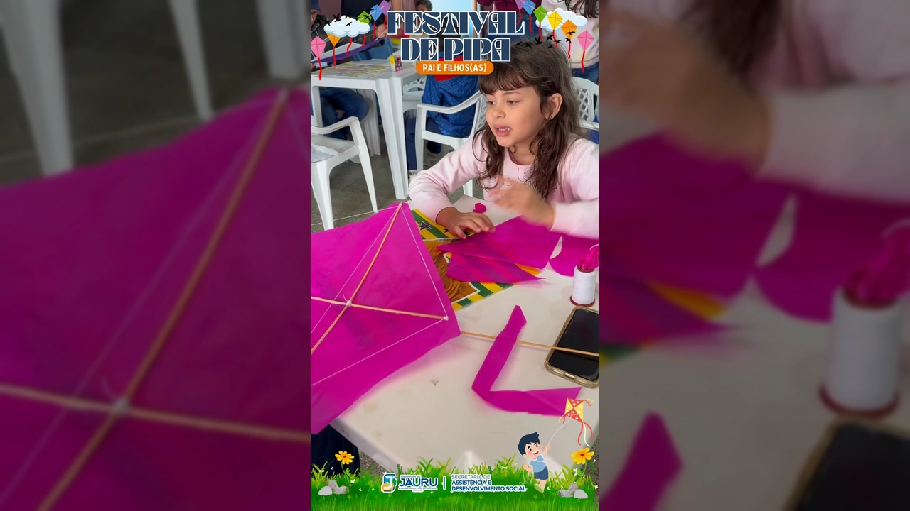 Pais e filhos confeccionando pipas no Festival de Pipas em Jauru 2025, organizado pela Prefeitura de Jauru.