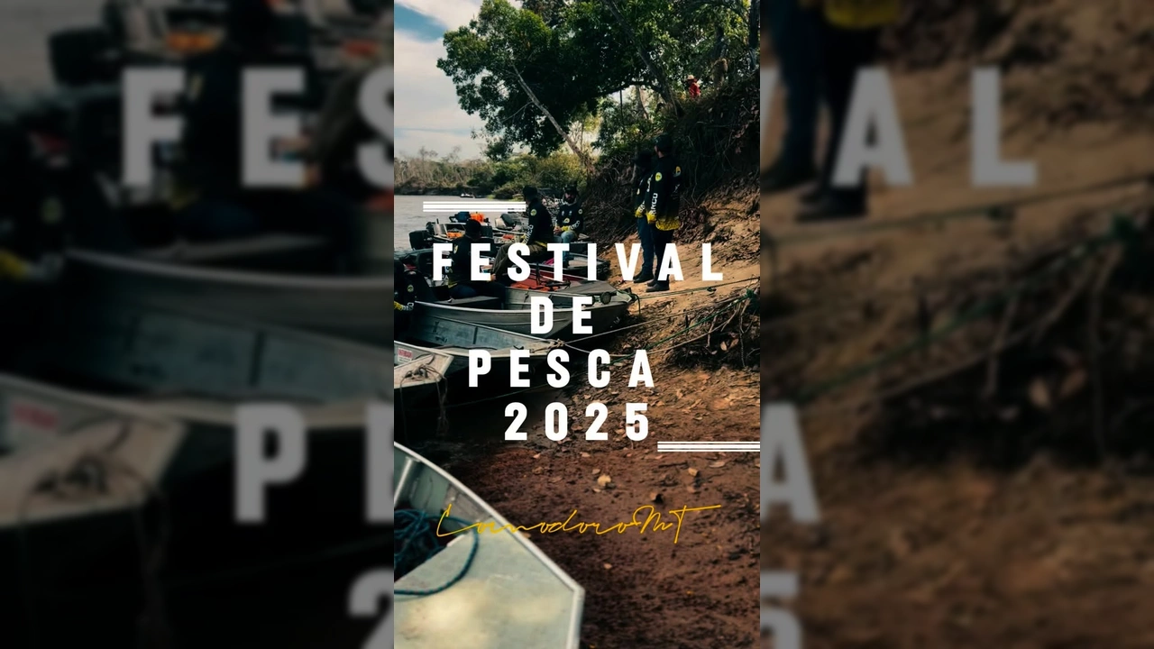 Imagem de diversas embarcações e pescadores no Festival de Pesca 2025 em Comodoro, Mato Grosso, no Rio Guaporé, com créditos à Prefeitura de Comodoro