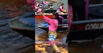 Imagem aérea do Festival de Pesca Feminino em Tapurah, com barcos no rio e densa vegetação ao redor. Créditos: Prefeitura de Tapurah / Instagram.