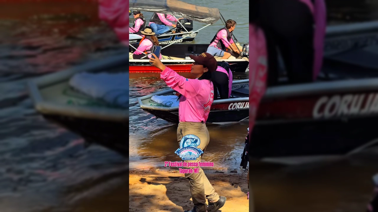 Imagem aérea do Festival de Pesca Feminino em Tapurah, com barcos no rio e densa vegetação ao redor. Créditos: Prefeitura de Tapurah / Instagram.