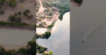 Imagens do Festival de Pesca O Matrinxã do Brasil com barcos no rio e pessoas na margem, em São José do Rio Claro, MT. Crédito: prefeituradesaojosedorioclaro / Instagram