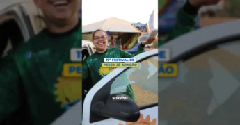 Vista aérea do Festival de Pesca em Sorriso, Mato Grosso, com barcos e pessoas, organizado pela Prefeitura de Sorriso.
