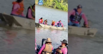 Homem com microfone na beira do Rio Arinos durante o Festival de Pesca de Tapurah. Crédito: Prefeitura de Tapurah / Instagram.