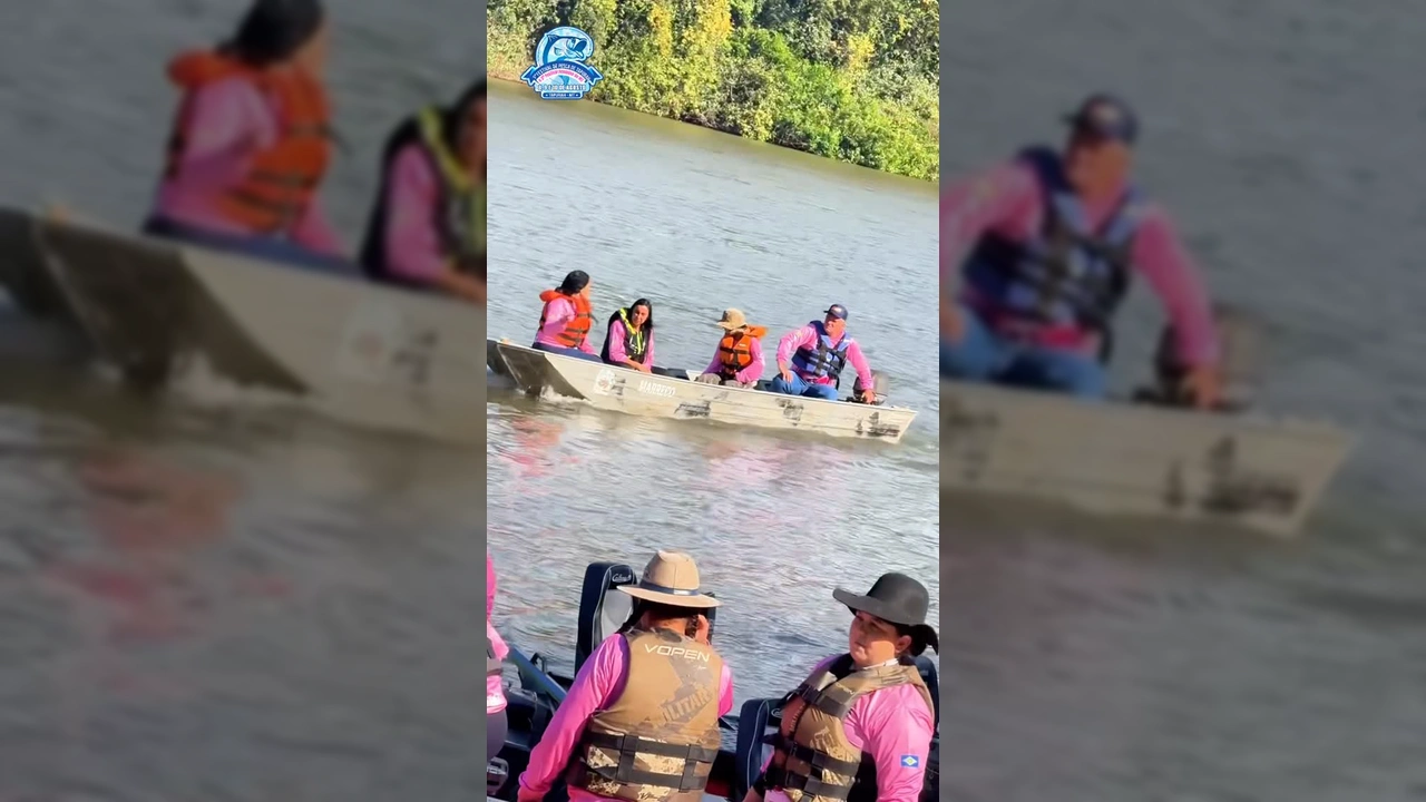 Homem com microfone na beira do Rio Arinos durante o Festival de Pesca de Tapurah. Crédito: Prefeitura de Tapurah / Instagram.