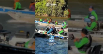 Botes com pescadores e público nas margens do rio durante o 9º Festival de Pesca de Tapurah. Créditos: Prefeitura de Tapurah / Instagram