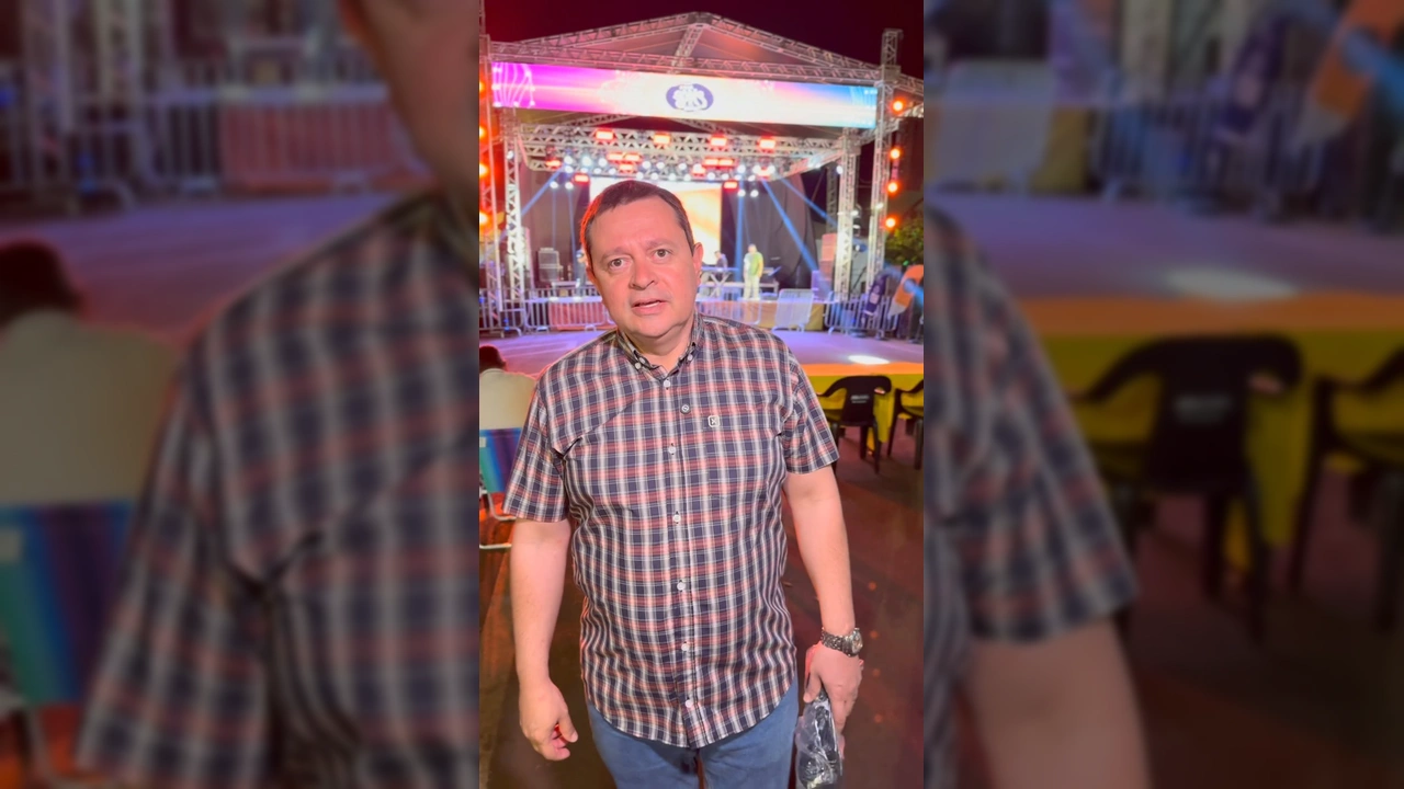Imagens da grande final do Festival Sons do Araguaia em Canarana, com artistas no palco e a multidão na Praça do Avião / Créditos: Prefeitura de Canarana - MT via Instagram