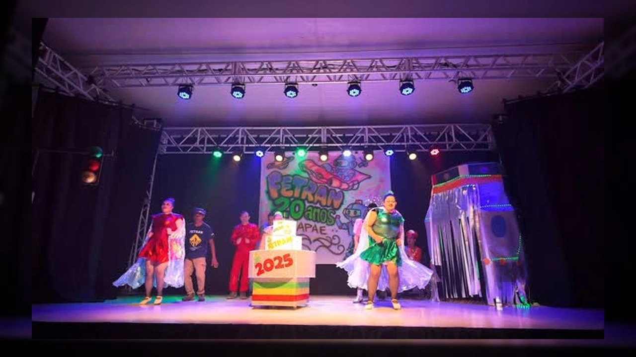 Participantes do FETRAN no palco em Campo Verde, destacando a educação para o trânsito. Créditos: Prefeitura de Campo Verde / Instagram.
