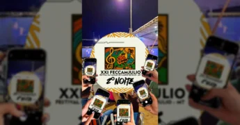 Imagens da final do XXI FECAMJULIO em Campos de Júlio, com palco iluminado, shows musicais, entrega de troféus e público presente. Créditos: Prefeitura Municipal de Campos de Júlio - MT / Instagram.