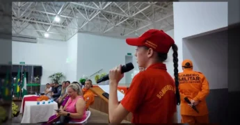 Crianças e adolescentes fardados recebendo certificados na formatura do Projeto Bombeiros do Futuro em Campo Verde. Créditos: Prefeitura de Campo Verde / Instagram.