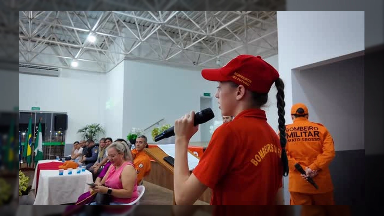 Crianças e adolescentes fardados recebendo certificados na formatura do Projeto Bombeiros do Futuro em Campo Verde. Créditos: Prefeitura de Campo Verde / Instagram.
