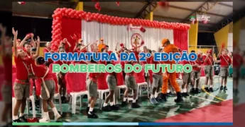 Crianças em uniforme de bombeiro do futuro e bombeiros em formatura na cidade de São José do Rio Claro, conforme vídeo da Prefeitura de São José do Rio Claro.
