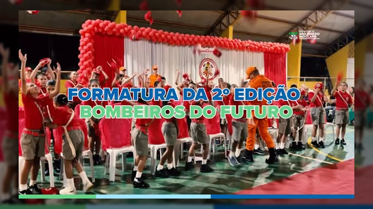 Crianças em uniforme de bombeiro do futuro e bombeiros em formatura na cidade de São José do Rio Claro, conforme vídeo da Prefeitura de São José do Rio Claro.