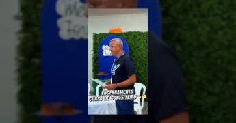 Alunos e autoridades em cerimônia de formatura do curso de Confeiteiro em Dom Aquino, com o bolo de morango e chocolate no centro. Créditos: Prefeitura de Dom Aquino / Instagram