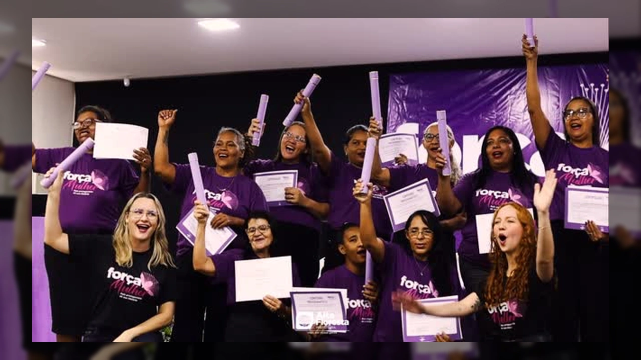 Mulheres formadas em curso de pintura de parede em Alta Floresta com certificados e kits de trabalho. Créditos: Prefeitura de Alta Floresta/Instagram.