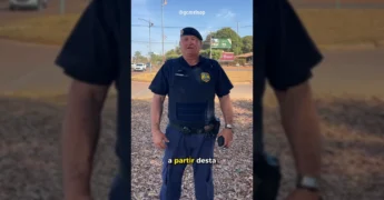 Comandante Campagnaro da Guarda Civil Municipal de Sinop, com uniforme e boina, explicando sobre as obras de trânsito em Sinop / Instagram @sinopgcm