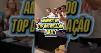 Governador Mauro Mendes lendo os resultados do simulado Saeb com outros participantes aplaudindo. Imagem: Mauro Mendes / Instagram