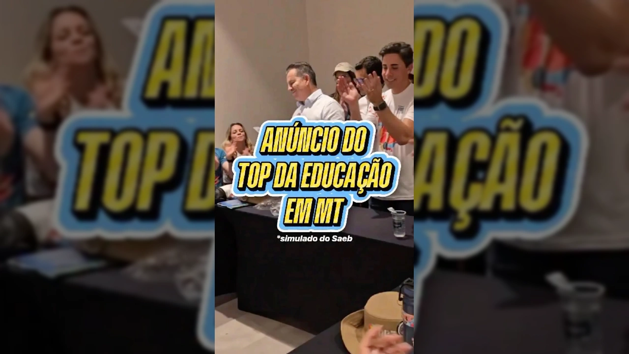 Governador Mauro Mendes lendo os resultados do simulado Saeb com outros participantes aplaudindo. Imagem: Mauro Mendes / Instagram