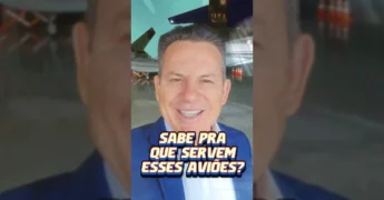 Governador Mauro Mendes em frente a aeronaves da Ciopaer, falando sobre o uso dos aviões e helicópteros para salvar vidas e operações de segurança no estado de Mato Grosso. Imagem de helicópteros e jatos da Ciopaer.