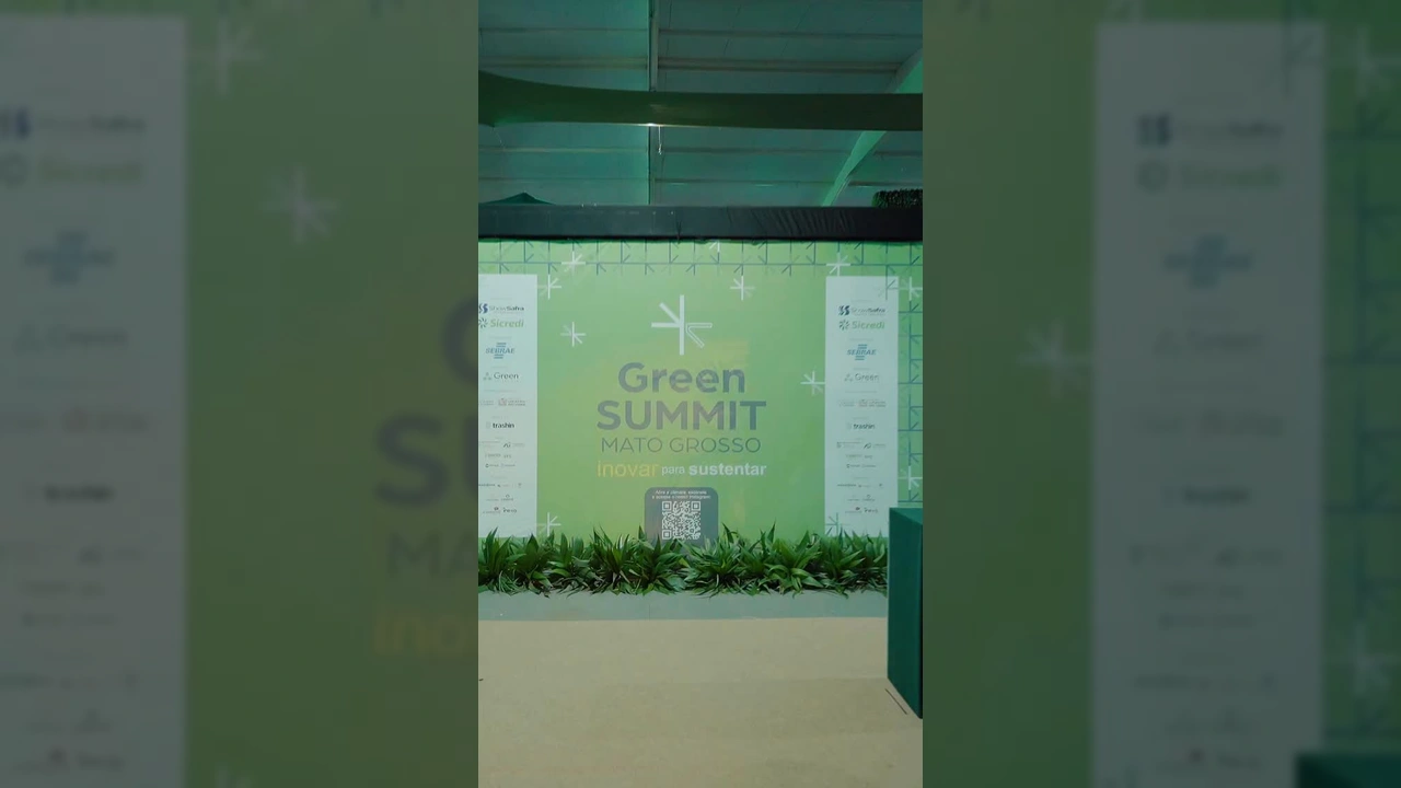 Visão geral do palco e público no Green Summit Mato Grosso, destacando o foco em inovação e sustentabilidade em Lucas do Rio Verde. Crédito: prefeituradelucasdorioverde no Instagram.