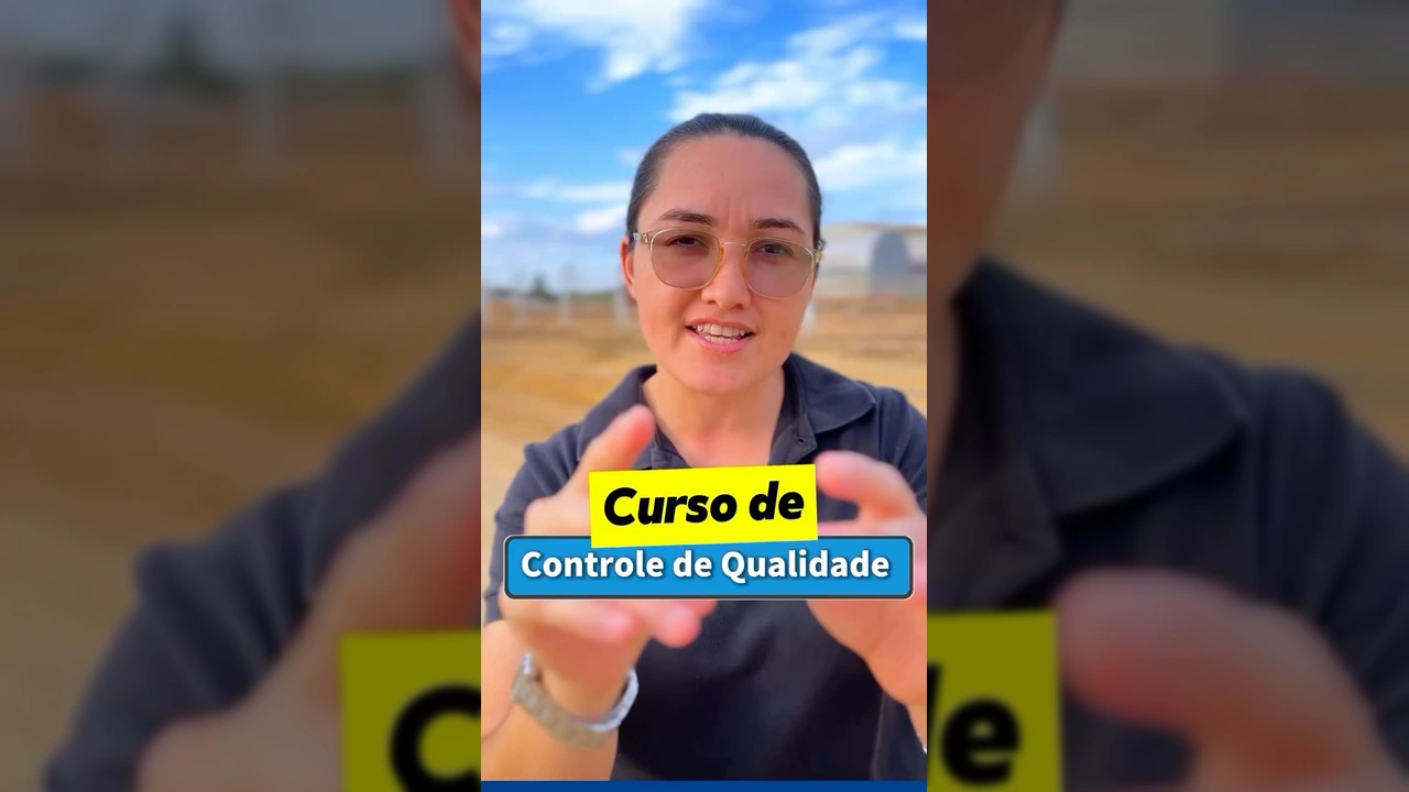 Mulher com óculos e camisa polo preta, falando sobre um curso em Guarantã do Norte com fundo de instalações industriais. / Instagram: @prefeituradeguarantadonorte
