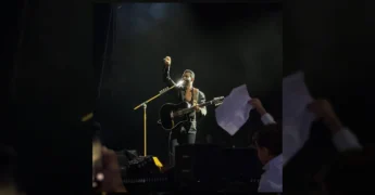 Gusttavo Lima no palco da Expo Primavera 2025, com público vibrando. Crédito: Prefeitura de Primavera do Leste / Instagram