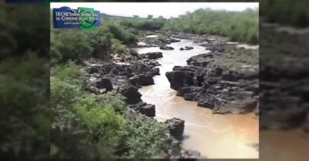 Rio Araguaia em Ponte Branca, MT, com trechos de corredeiras e rochas, cenário da história local e ambiental de Sandoval Nogueira, conforme vídeo do Instagram.