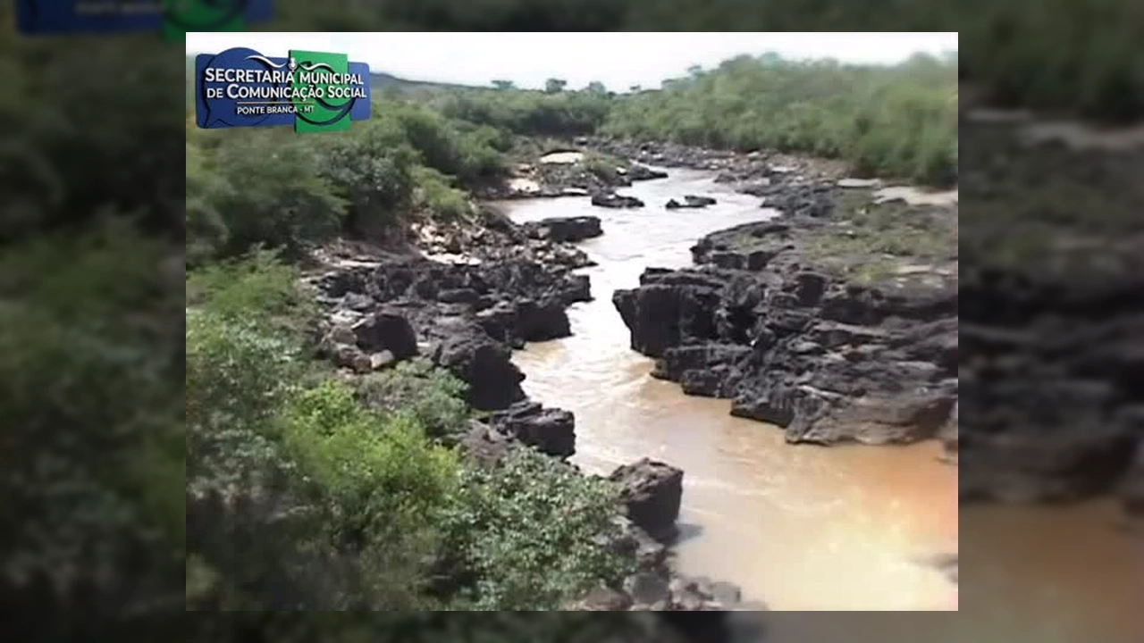 Rio Araguaia em Ponte Branca, MT, com trechos de corredeiras e rochas, cenário da história local e ambiental de Sandoval Nogueira, conforme vídeo do Instagram.