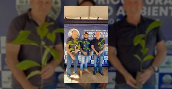 Jovem agricultor segura muda de café em estufa, simbolizando o investimento da Prefeitura de União do Sul-MT na agricultura familiar. Crédito: Prefeitura Municipal de União do Sul-MT / Instagram