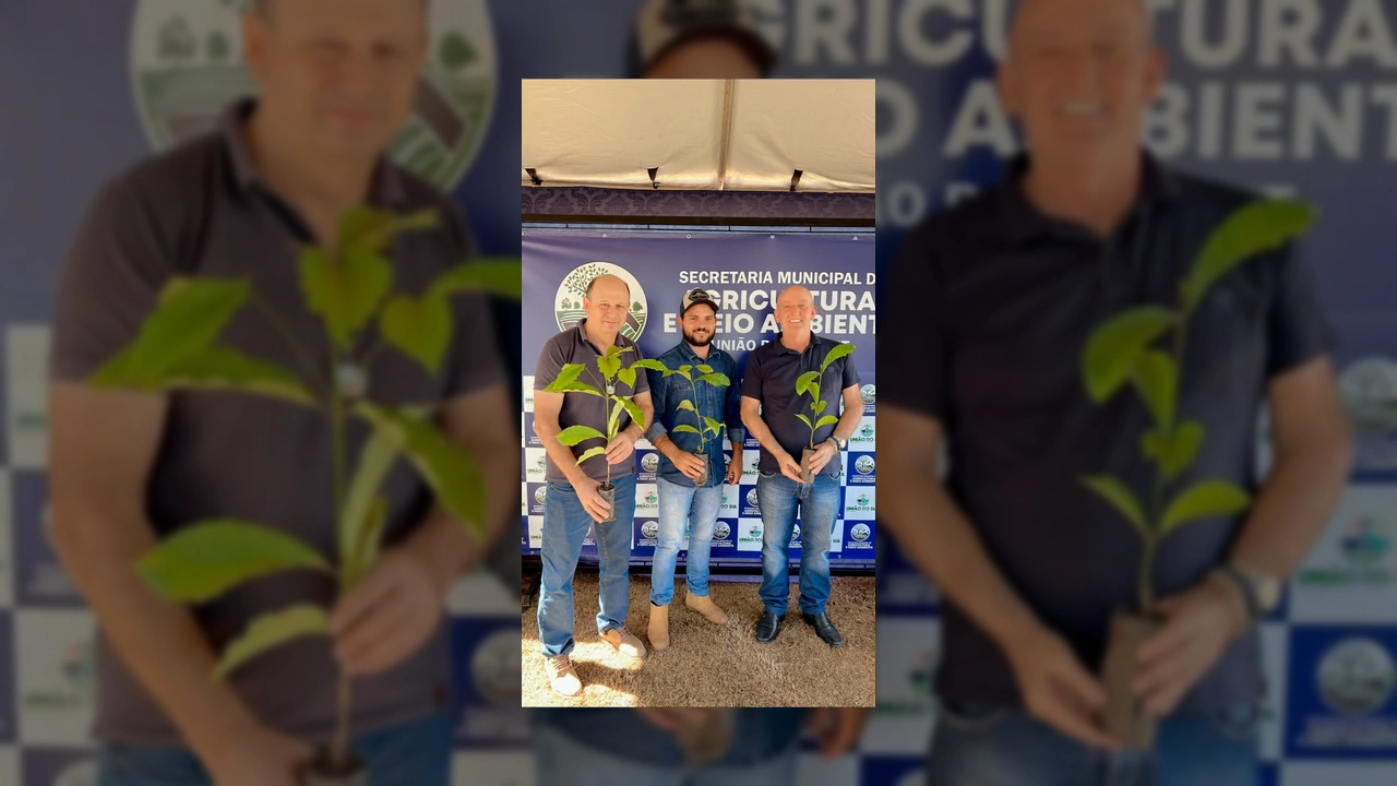Jovem agricultor segura muda de café em estufa, simbolizando o investimento da Prefeitura de União do Sul-MT na agricultura familiar. Crédito: Prefeitura Municipal de União do Sul-MT / Instagram