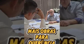 Dois homens em uma mesa de reunião, com a sobreposição de texto 'MAIS OBRAS PARA QUERÊNCIA'. Créditos: Prefeitura de Querência / Instagram.